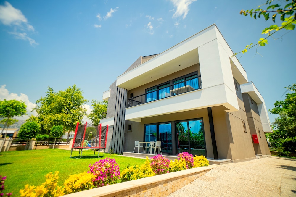 Hotel Camyuva Beach — Hotel building in Kemer
