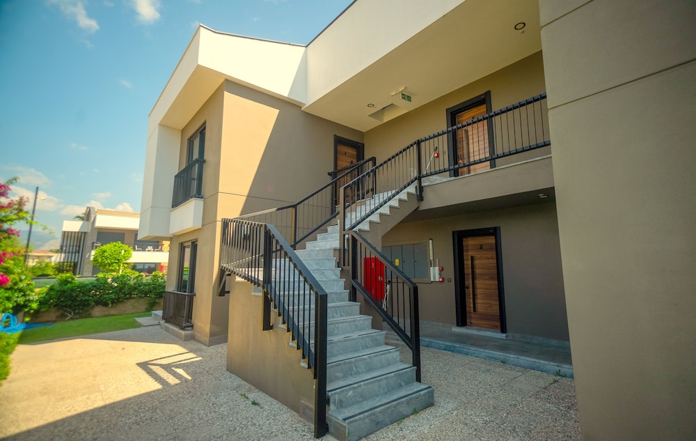 Hotel Camyuva Beach — Hotel building in Kemer
