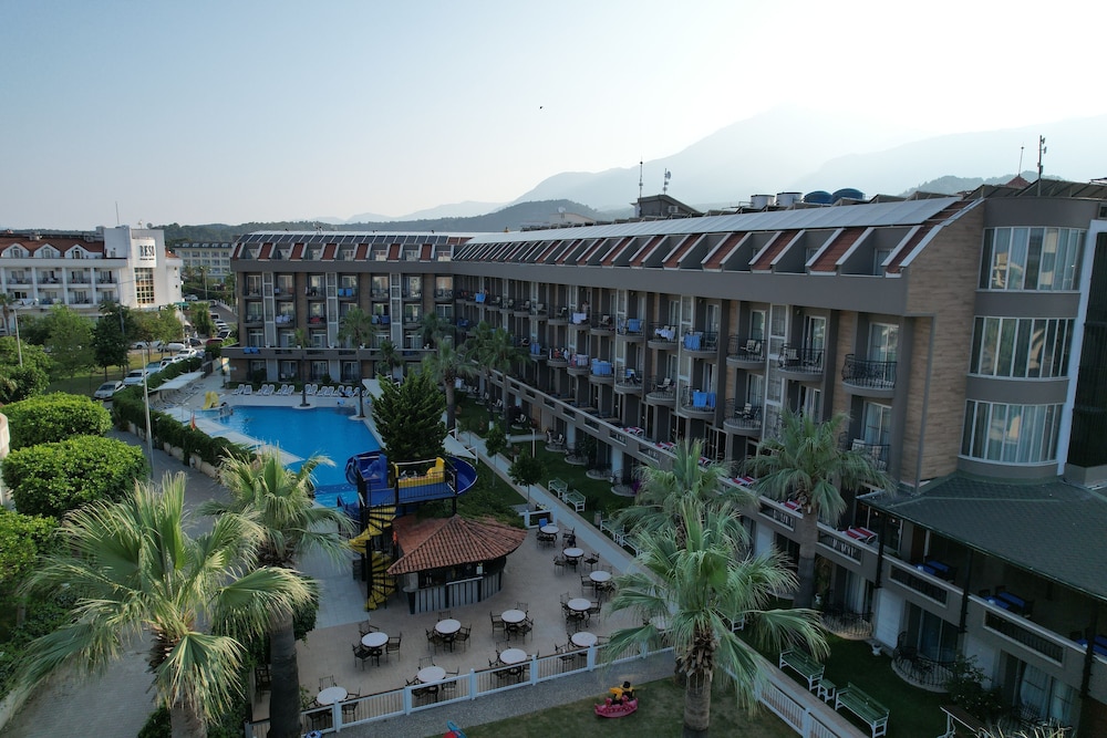 Hotel Camyuva Beach — Hotel building in Kemer