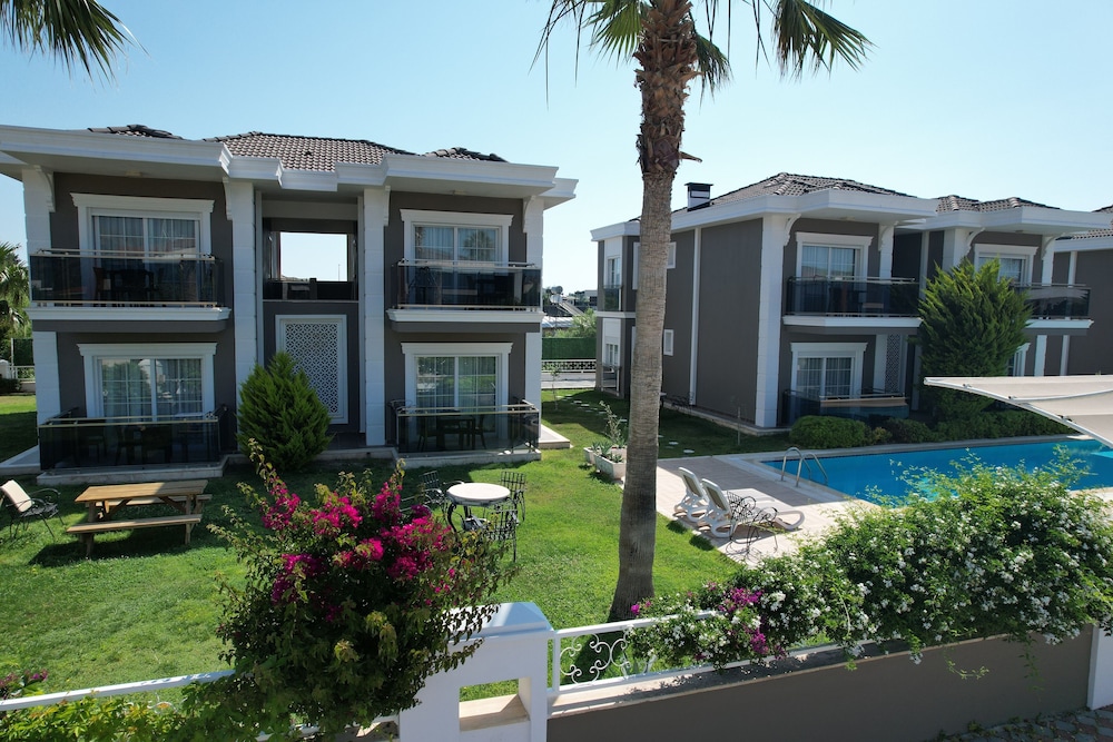 Hotel Camyuva Beach — Hotel building in Kemer