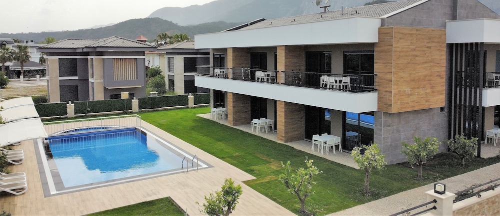 Hotel Camyuva Beach — Hotel building in Kemer