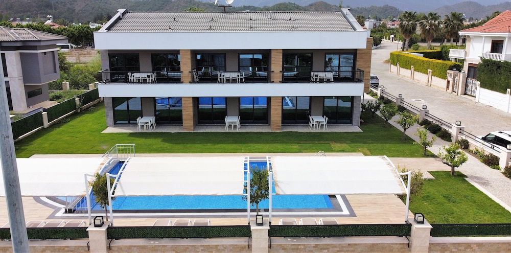 Hotel Camyuva Beach — Hotel building in Kemer