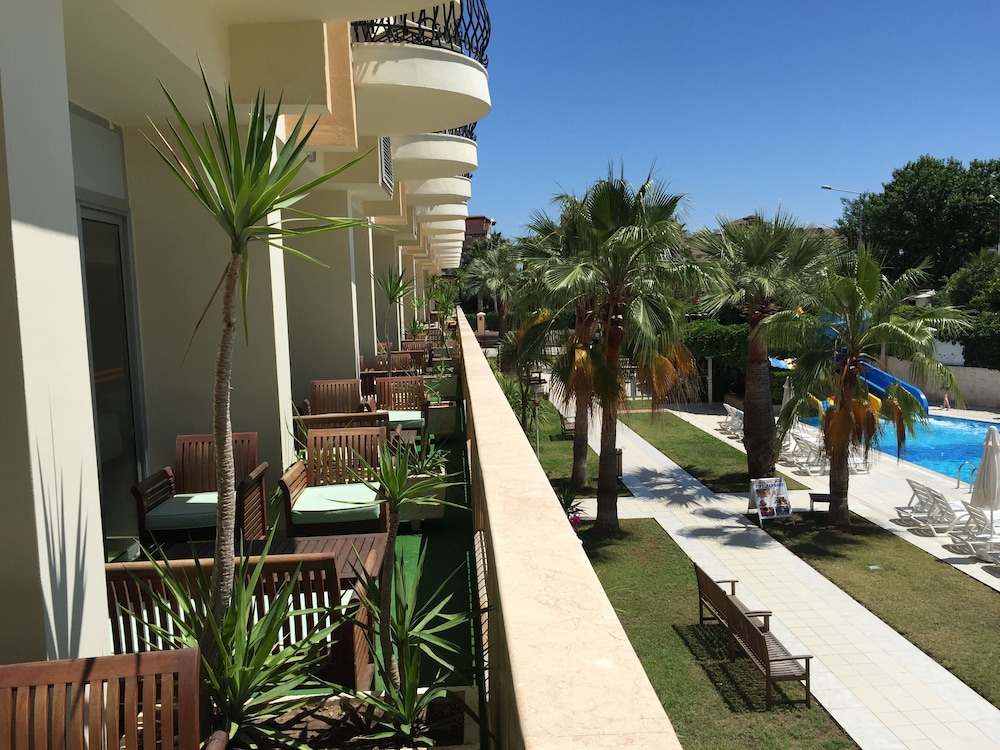 Hotel Camyuva Beach — Hotel building in Kemer