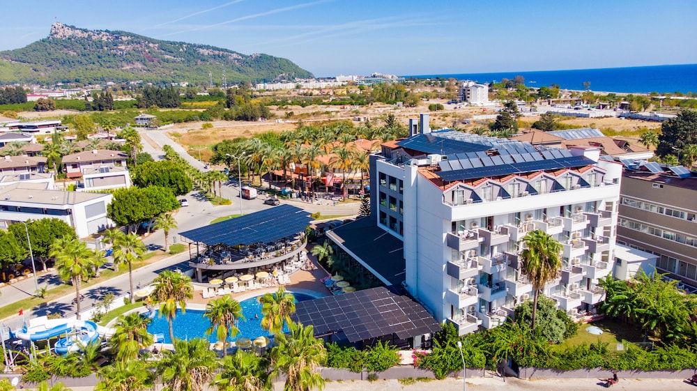 Istanbul Beach Hotel - All Inclusive — Hotel building in Kemer