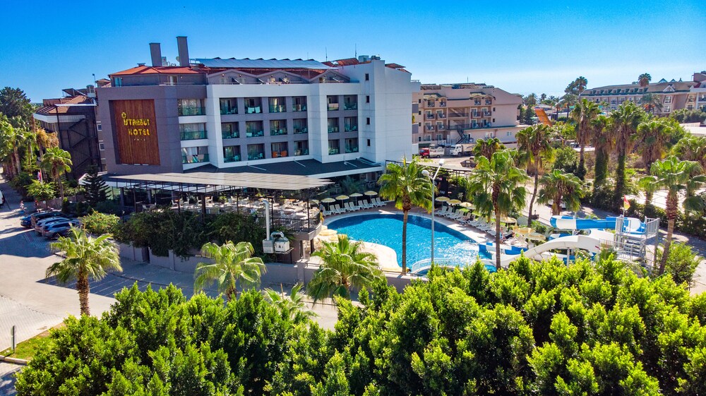 Istanbul Beach Hotel - All Inclusive — Swimming pool in Kemer