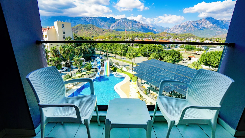 Istanbul Beach Hotel - All Inclusive — Swimming pool in Kemer