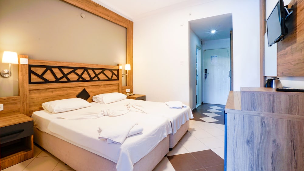 Istanbul Beach Hotel - All Inclusive — Hotel rooms in Kemer
