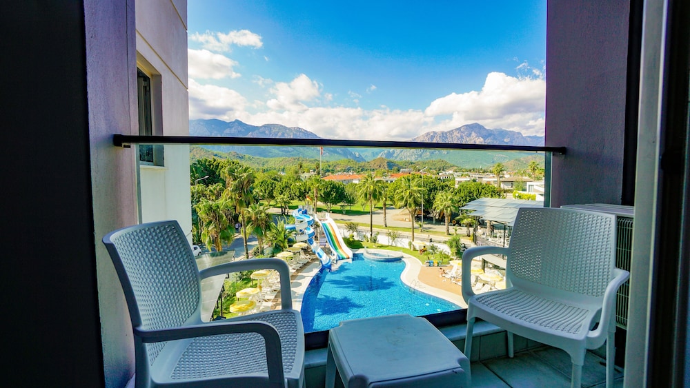 Istanbul Beach Hotel - All Inclusive — Swimming pool in Kemer