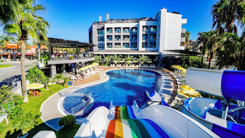 Istanbul Beach Hotel - All Inclusive — Swimming pool in Kemer