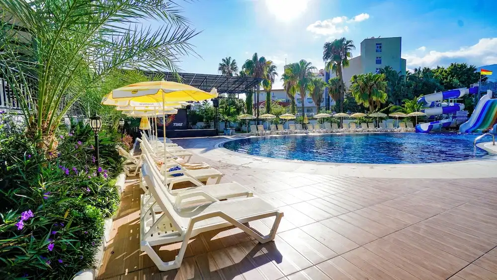 Istanbul Beach Hotel - All Inclusive — Swimming pool in Kemer