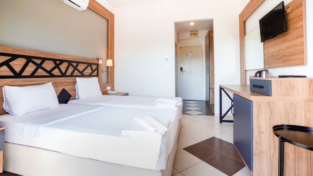 Istanbul Beach Hotel - All Inclusive — Hotel rooms in Kemer