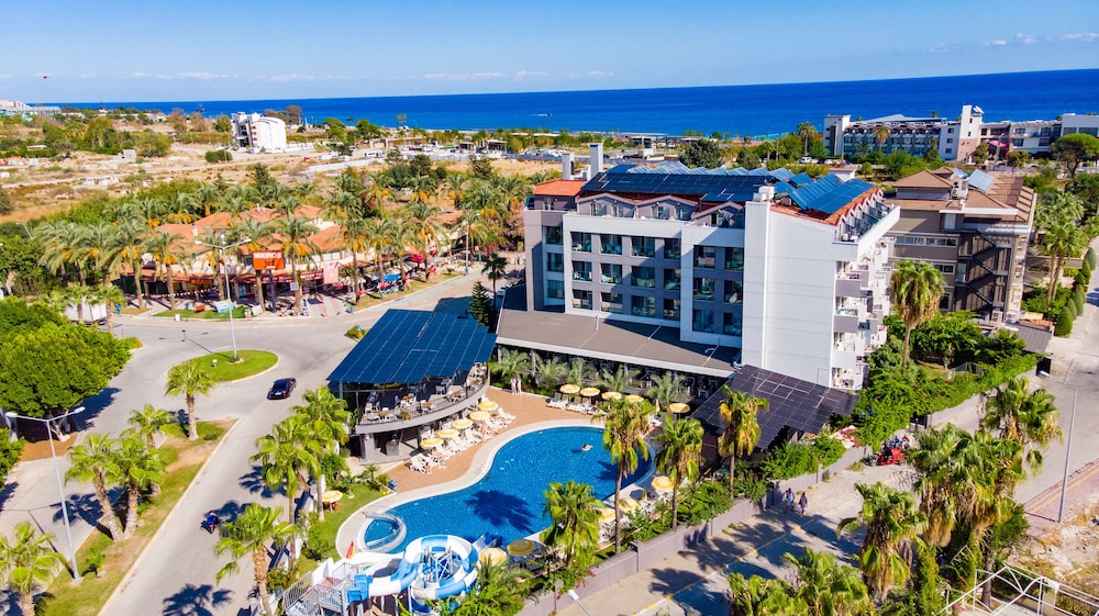 Istanbul Beach Hotel - All Inclusive — Swimming pool in Kemer