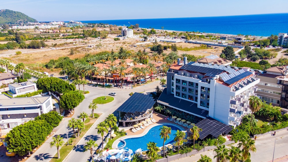 Istanbul Beach Hotel - All Inclusive — Swimming pool in Kemer