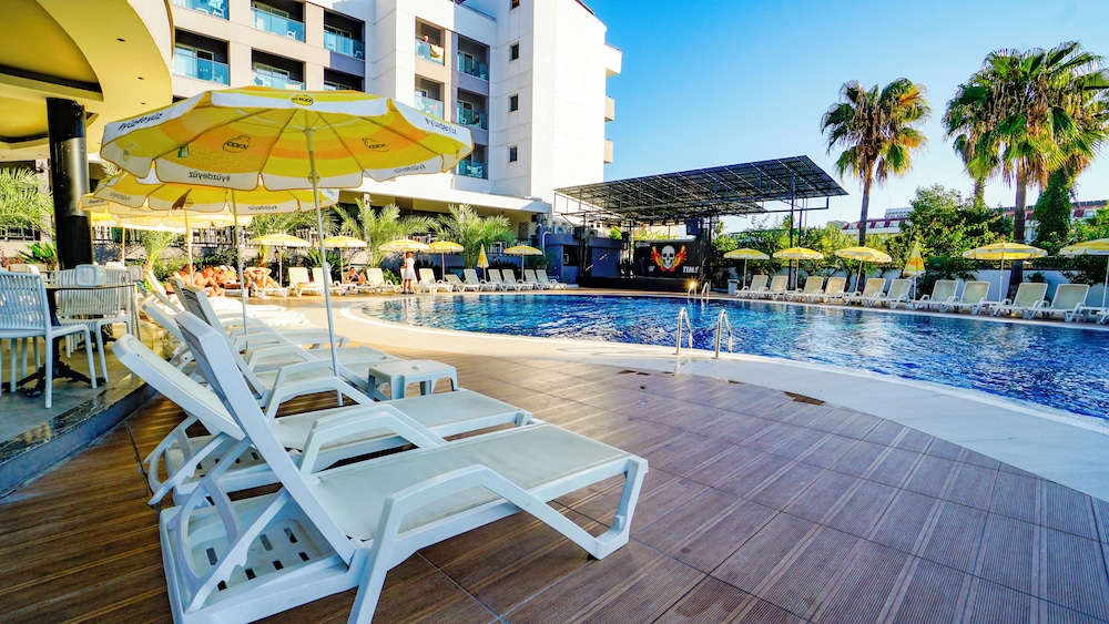 Istanbul Beach Hotel - All Inclusive — Swimming pool in Kemer