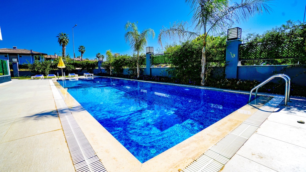 Istanbul Beach Hotel - All Inclusive — Swimming pool in Kemer