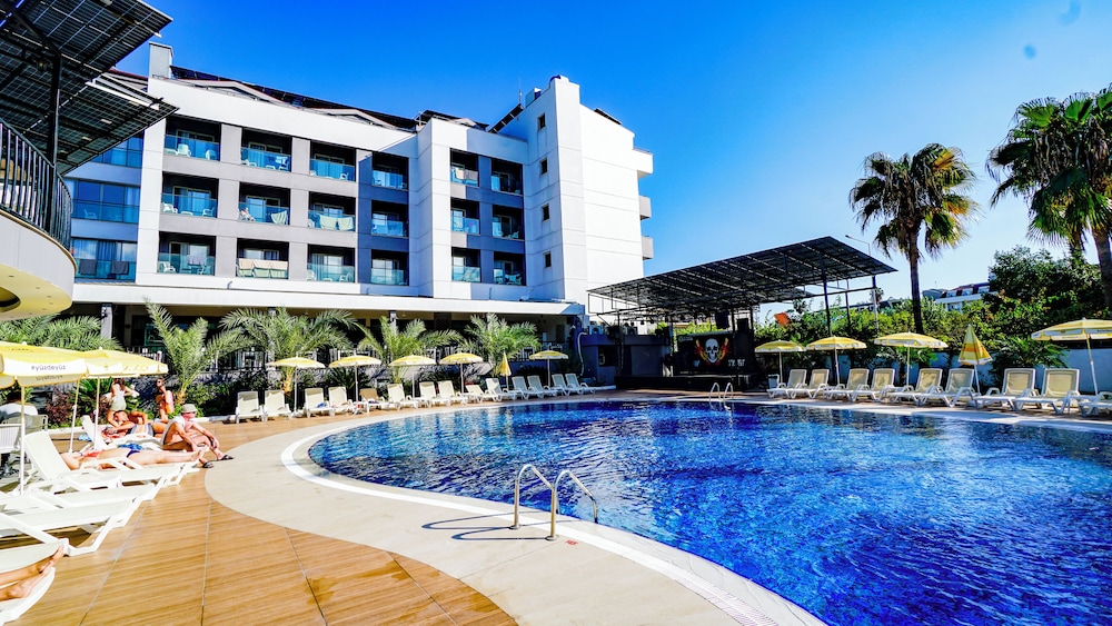 Istanbul Beach Hotel - All Inclusive — Swimming pool in Kemer