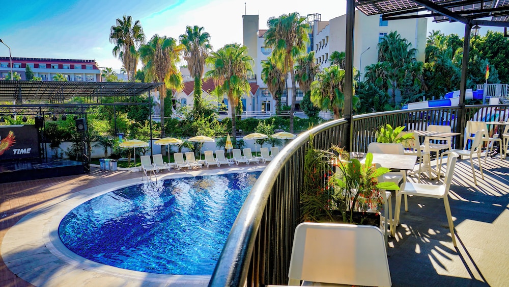 Istanbul Beach Hotel - All Inclusive — Swimming pool in Kemer