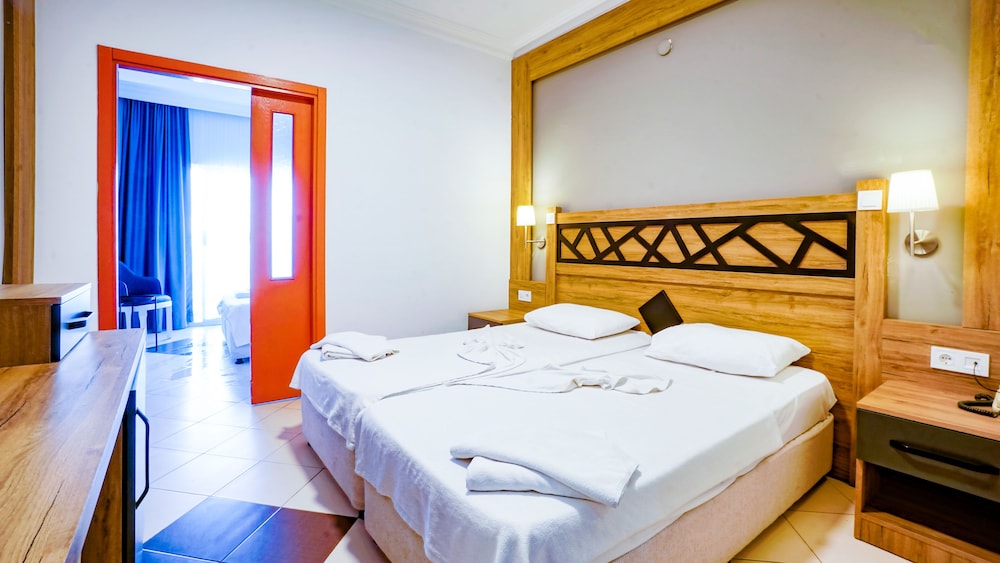 Istanbul Beach Hotel - All Inclusive — Hotel rooms in Kemer
