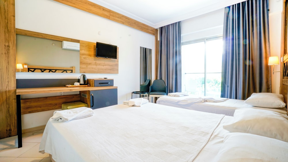 Istanbul Beach Hotel - All Inclusive — Hotel rooms in Kemer