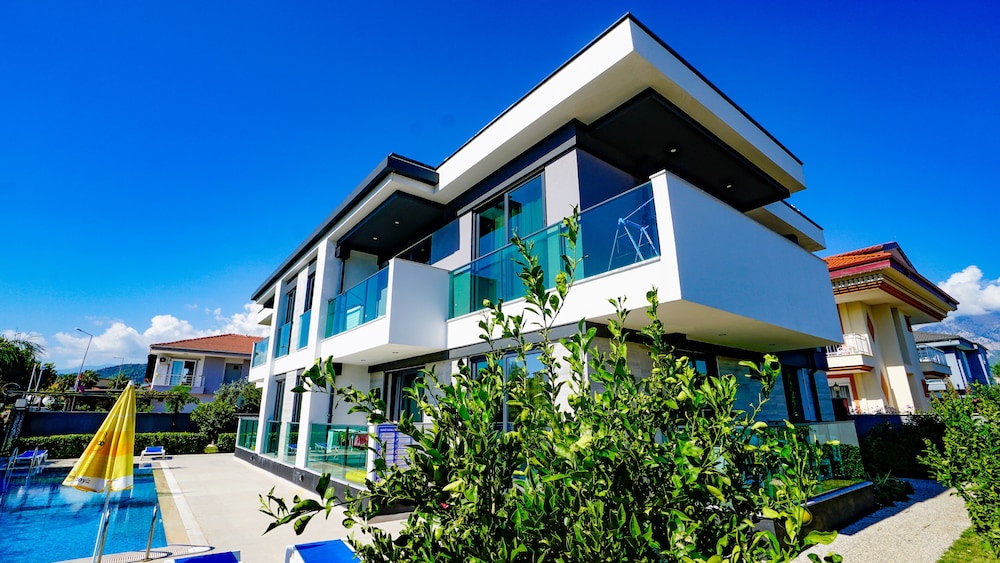 Istanbul Beach Hotel - All Inclusive — Hotel building in Kemer