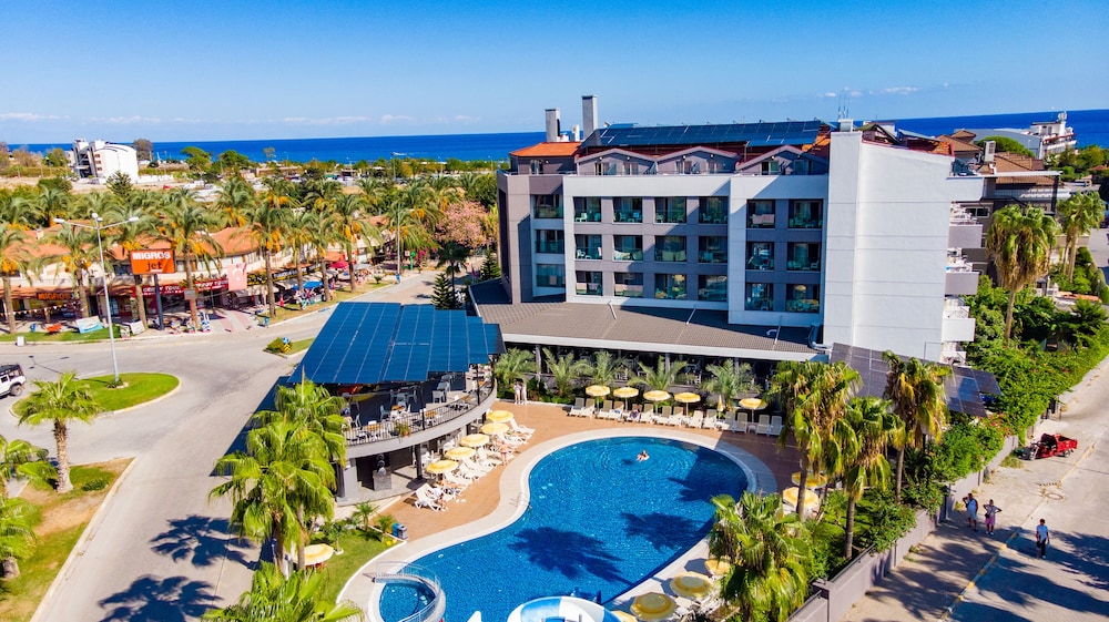 Istanbul Beach Hotel - All Inclusive — Swimming pool in Kemer