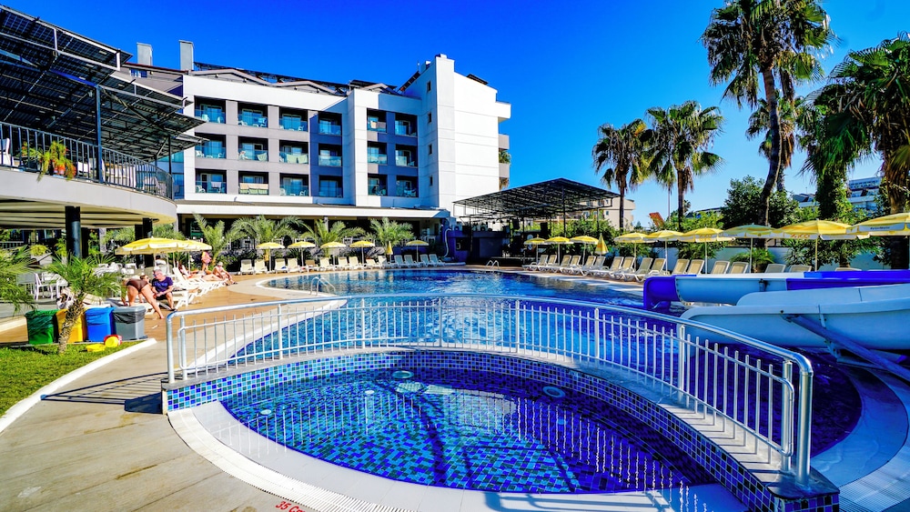 Istanbul Beach Hotel - All Inclusive — Swimming pool in Kemer