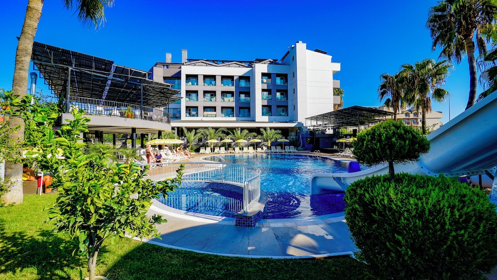 Istanbul Beach Hotel - All Inclusive — Swimming pool in Kemer