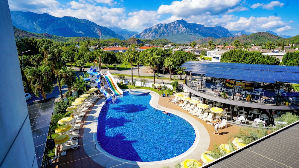 Istanbul Beach Hotel - All Inclusive — Swimming pool in Kemer
