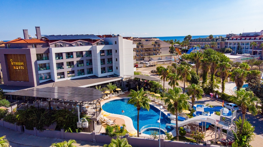 Istanbul Beach Hotel - All Inclusive — Swimming pool in Kemer