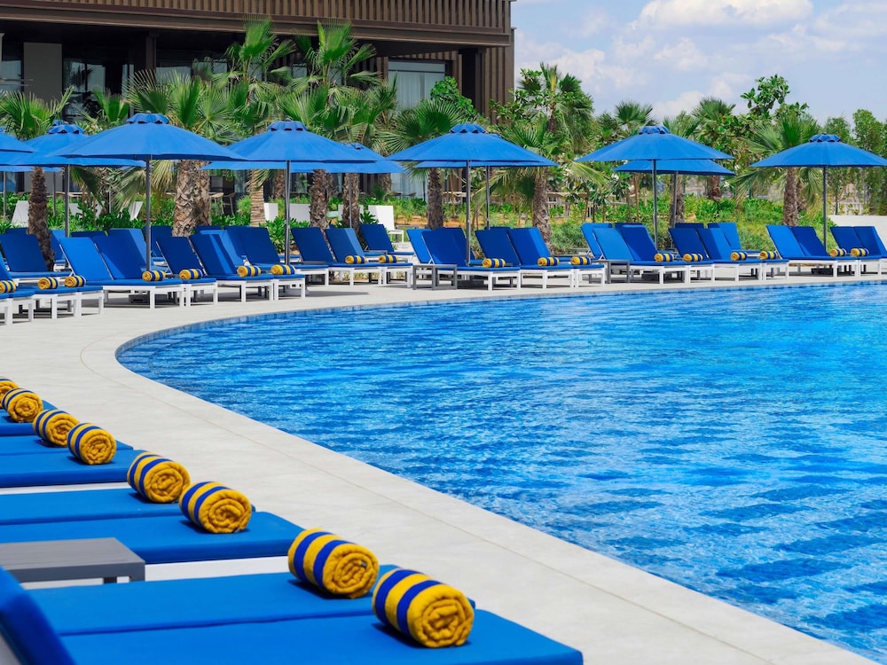 Mövenpick Resort Al Marjan Island — Swimming pool in Ras al Khaimah