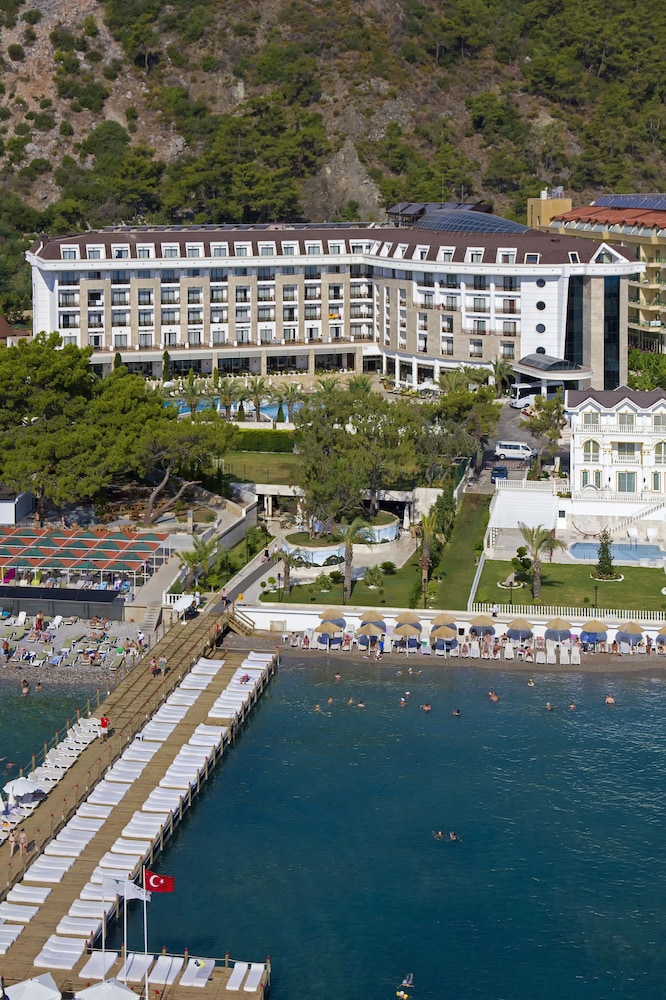 Sunland Resort Beldibi - All inclusive — Hotel building in Kemer