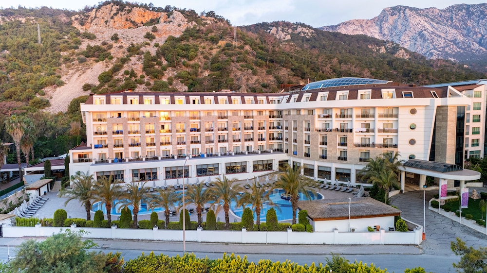 Sunland Resort Beldibi - All inclusive — Hotel building in Kemer