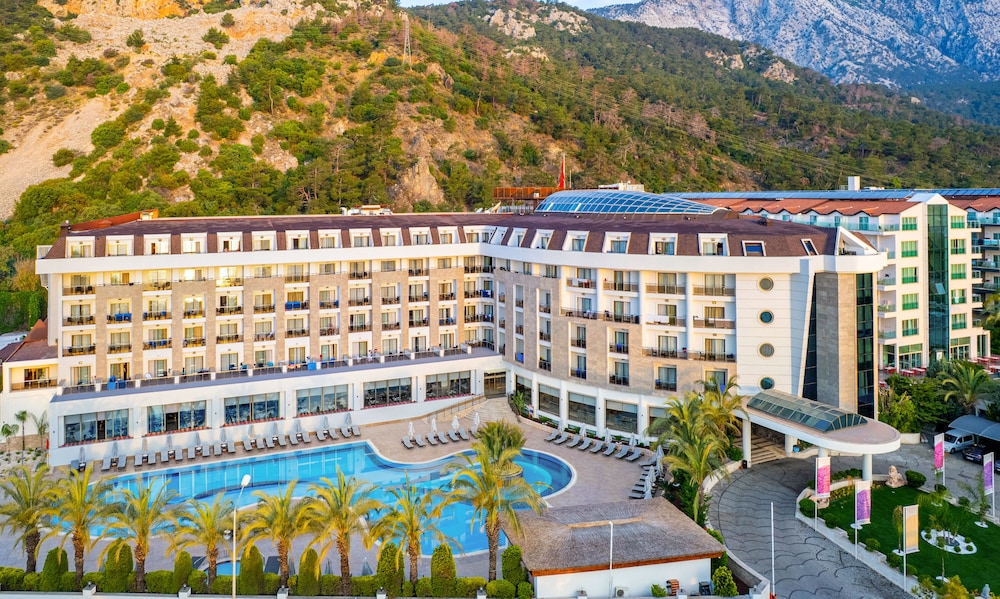 Sunland Resort Beldibi - All inclusive — Hotel building in Kemer