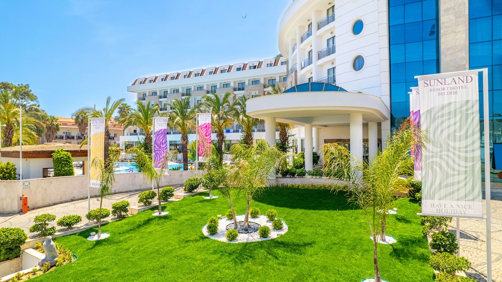 Sunland Resort Beldibi - All inclusive — Hotel building in Kemer