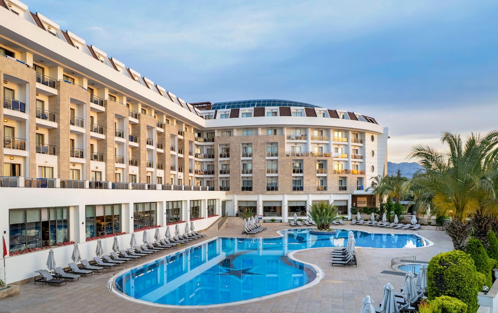 Sunland Resort Beldibi - All inclusive — Hotel building in Kemer