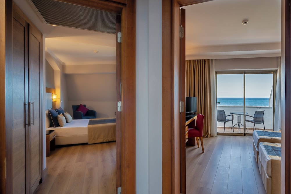 Sunland Resort Beldibi - All inclusive — Hotel rooms in Kemer