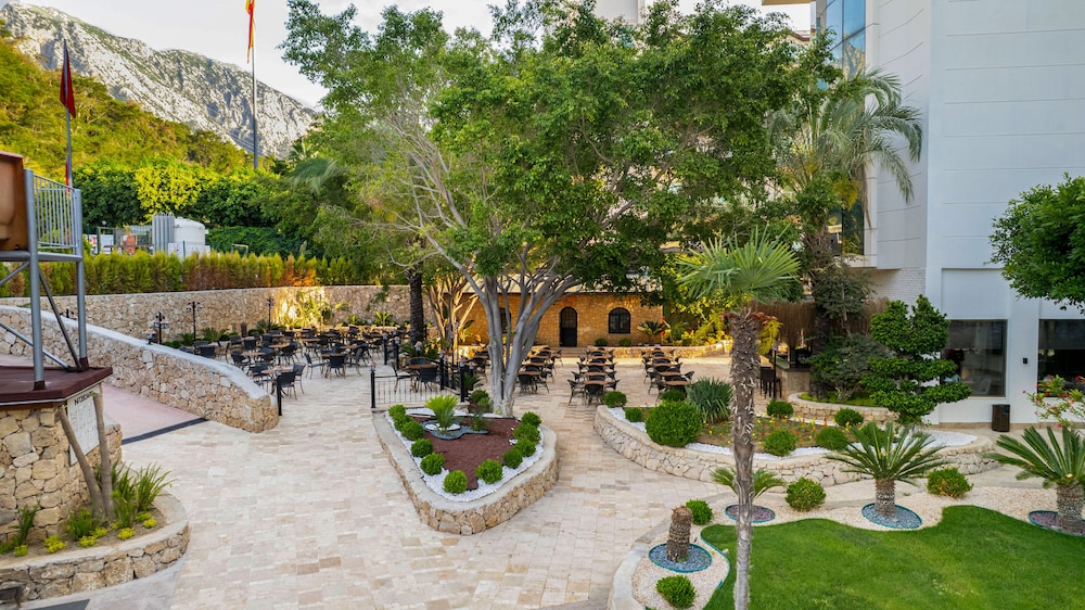 Sunland Resort Beldibi - All inclusive — Restaurant & bars in Kemer