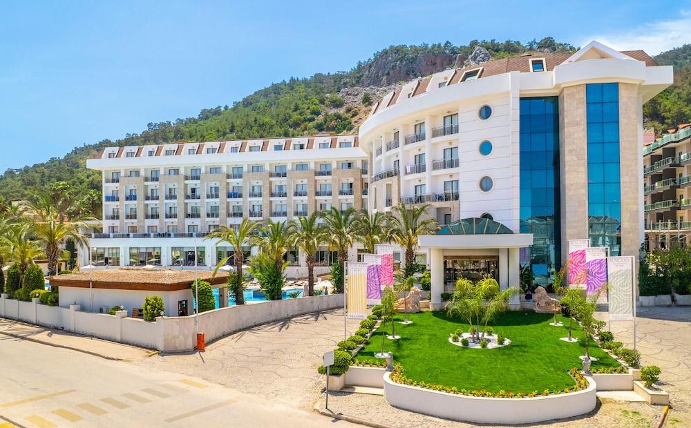 Sunland Resort Beldibi - All inclusive — Hotel building in Kemer