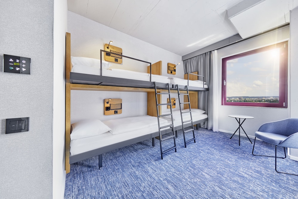 Sunday Hotel Düsseldorf Seestern — Hotel rooms in Düsseldorf, North Rhine-Westphalia