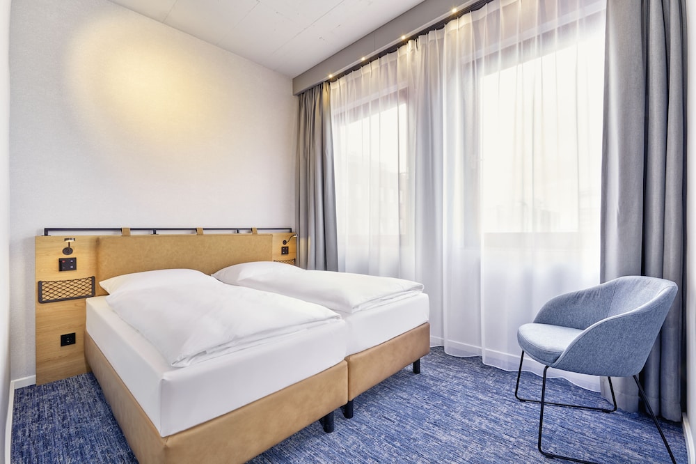Sunday Hotel Düsseldorf Seestern — Hotel rooms in Düsseldorf, North Rhine-Westphalia