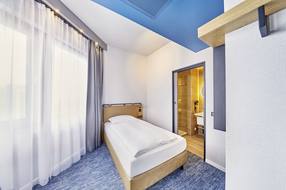 Sunday Hotel Düsseldorf Seestern — Hotel rooms in Düsseldorf, North Rhine-Westphalia