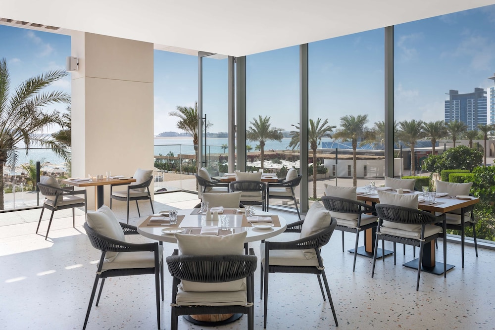 Radisson Beach Resort Palm Jumeirah — Restaurant & bars in Dubai