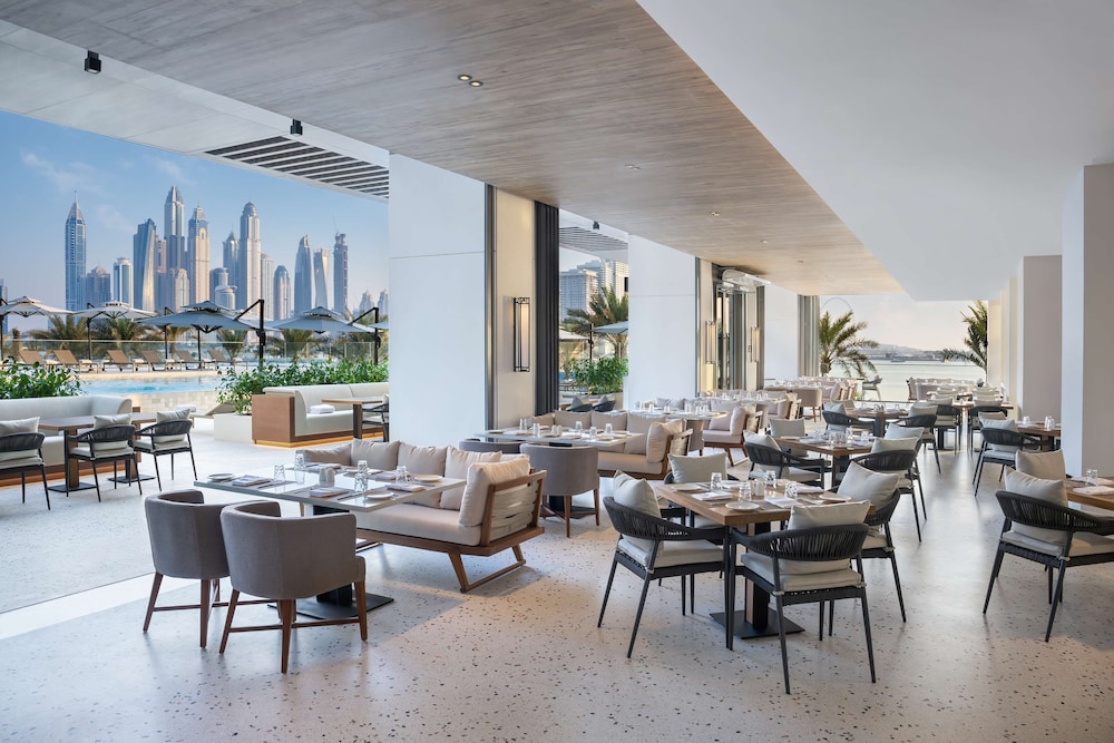 Radisson Beach Resort Palm Jumeirah — Restaurant & bars in Dubai