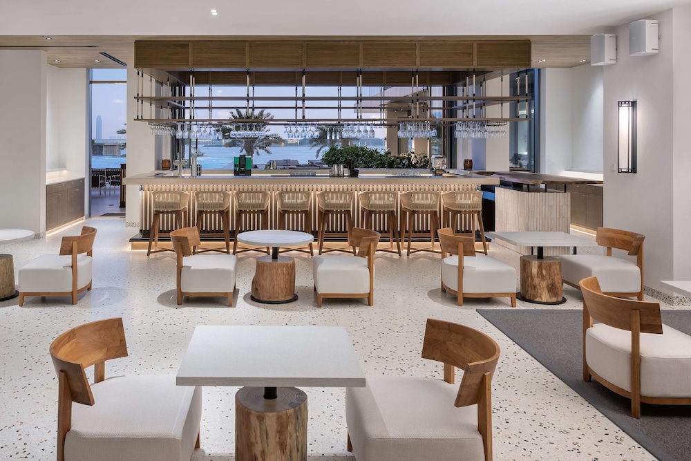 Radisson Beach Resort Palm Jumeirah — Restaurant & bars in Dubai