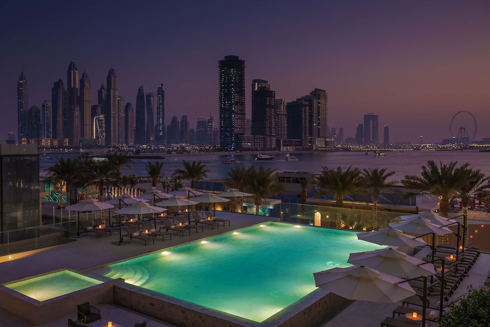 Radisson Beach Resort Palm Jumeirah — Swimming pool in Dubai