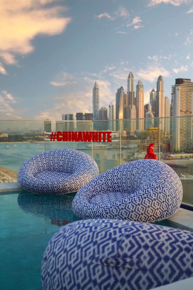 Radisson Beach Resort Palm Jumeirah — Swimming pool in Dubai