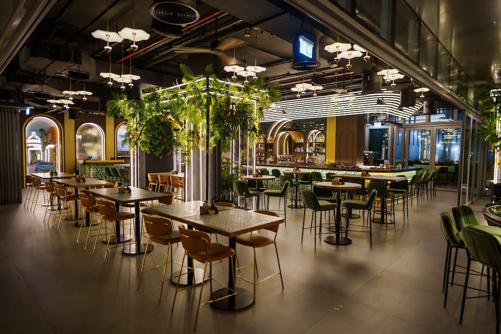 Radisson Beach Resort Palm Jumeirah — Restaurant & bars in Dubai