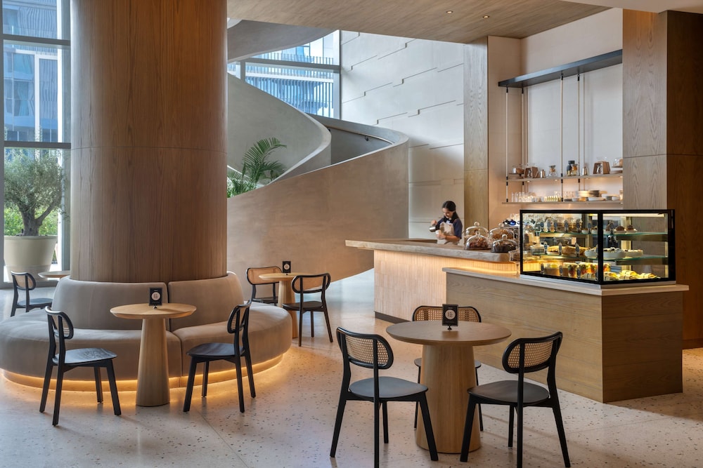 Radisson Beach Resort Palm Jumeirah — Restaurant & bars in Dubai