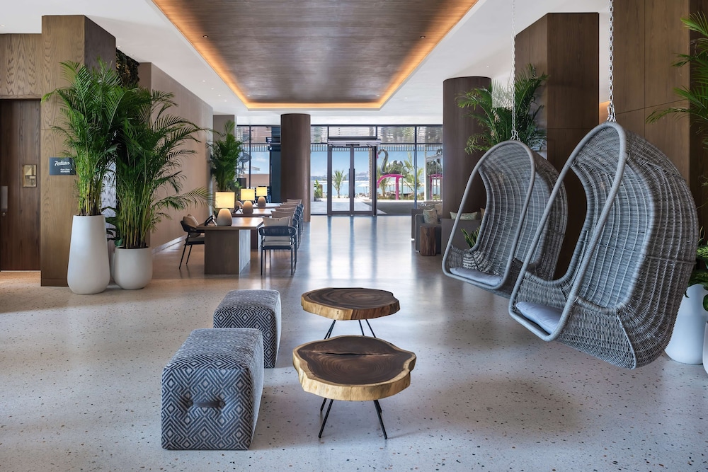 Radisson Beach Resort Palm Jumeirah — Hotel building in Dubai