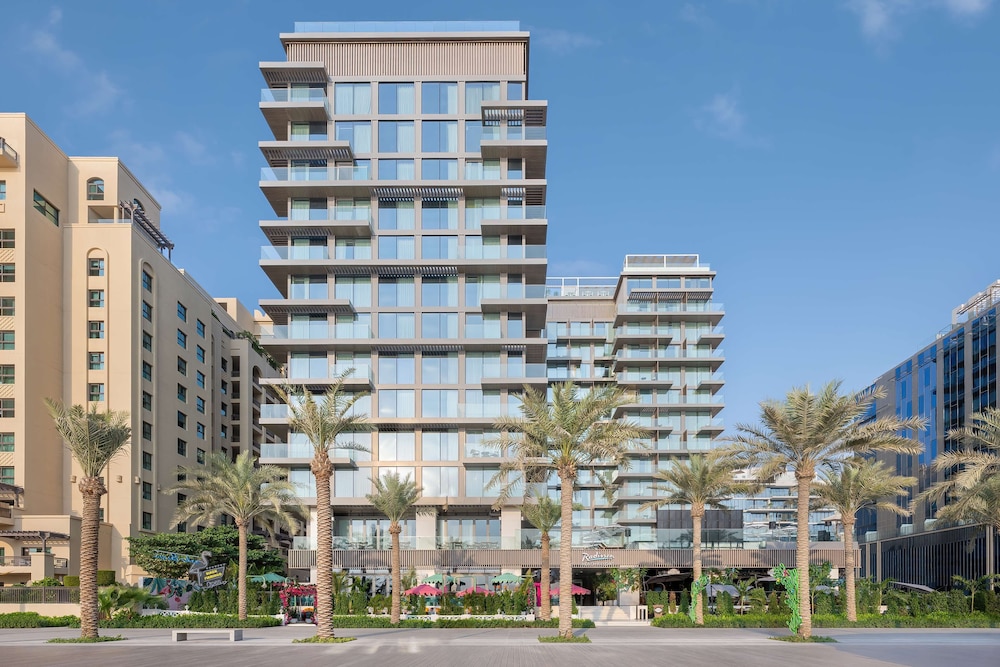 Radisson Beach Resort Palm Jumeirah — Hotel building in Dubai